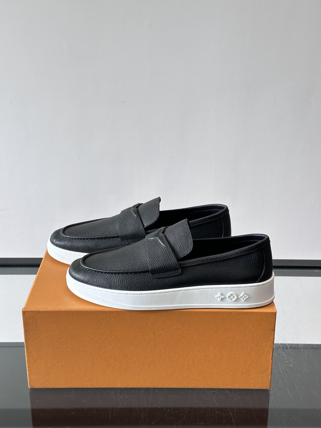 微商相册测试鞋子-Louis Vuitton Black Platform Loafers — side