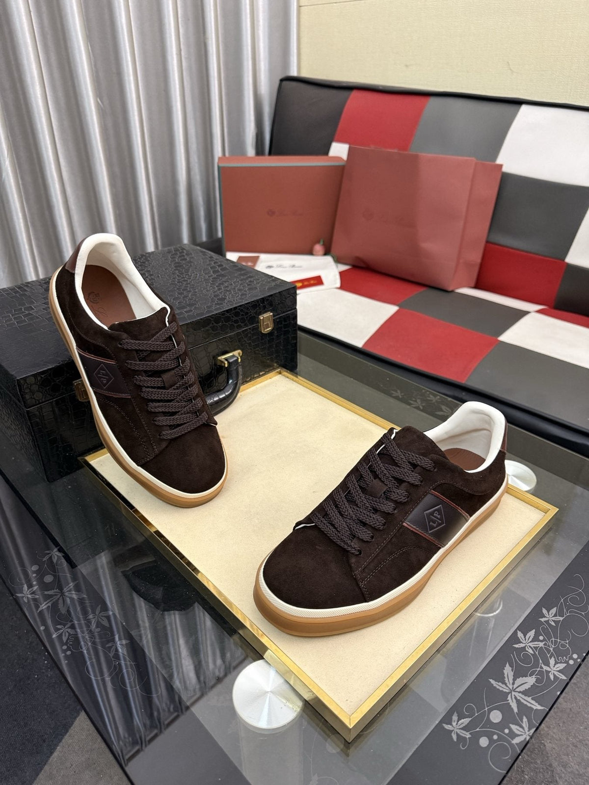 微商相册测试鞋子-Low-Top Lace-Up Sneakers with Gum Sole — front