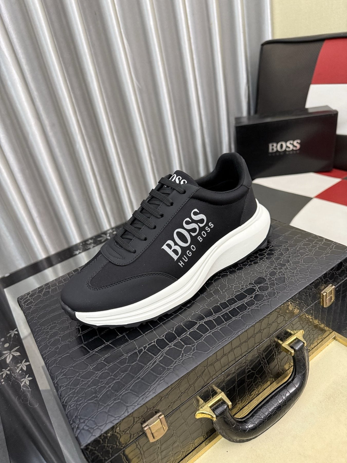 Hugo Boss Logo Low-Top Sneakers — front