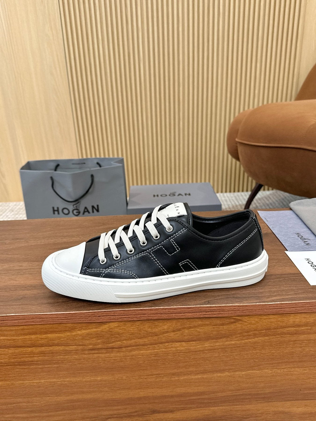 HOGAN H691 Low-Top Sneakers — front