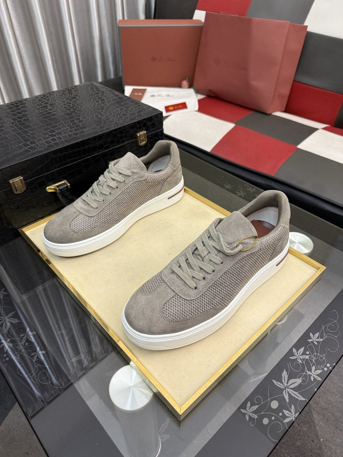 微商相册测试鞋子-Textured Panel Low-Top Sneakers — front