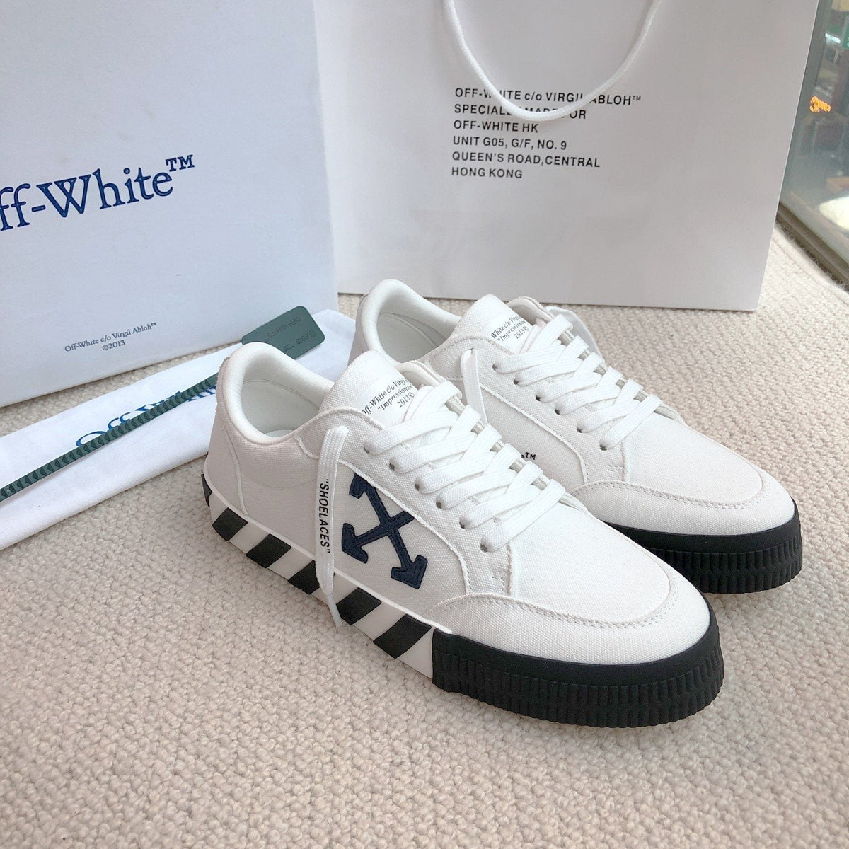 Off-White Arrow Graphic Low-Top Sneakers — front