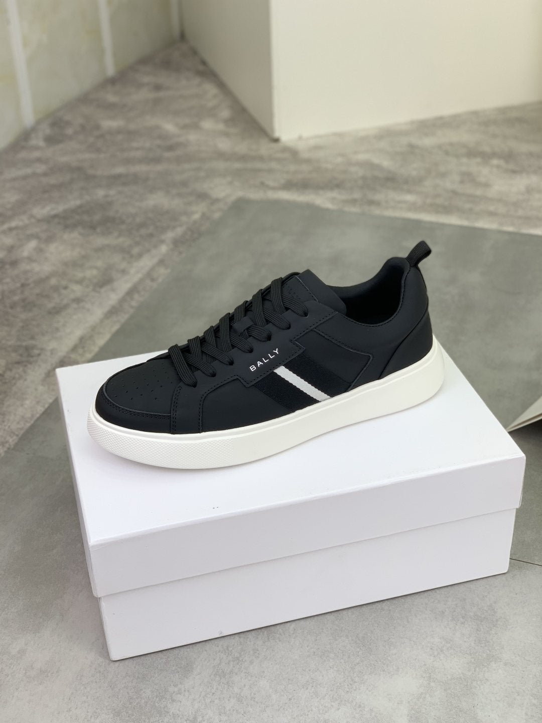 微商相册测试鞋子-Bally Double-Stripe Low-Top Sneakers — front