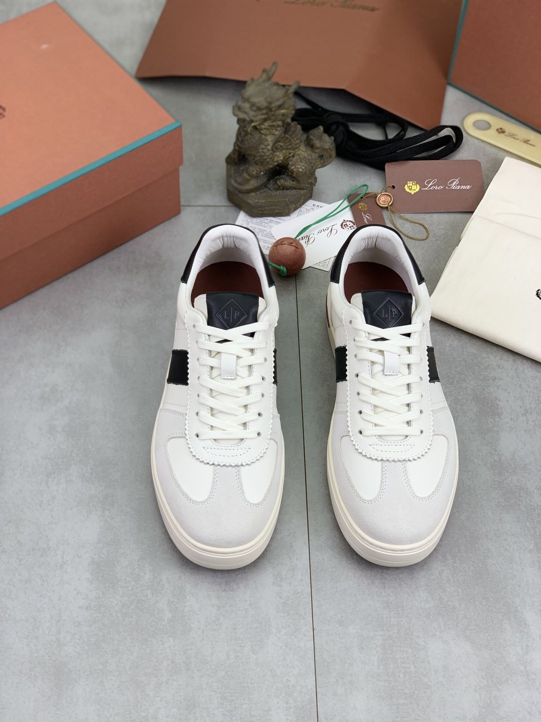 微商相册测试鞋子-Loro Piana Contrast Stripe Low-Top Sneakers — front